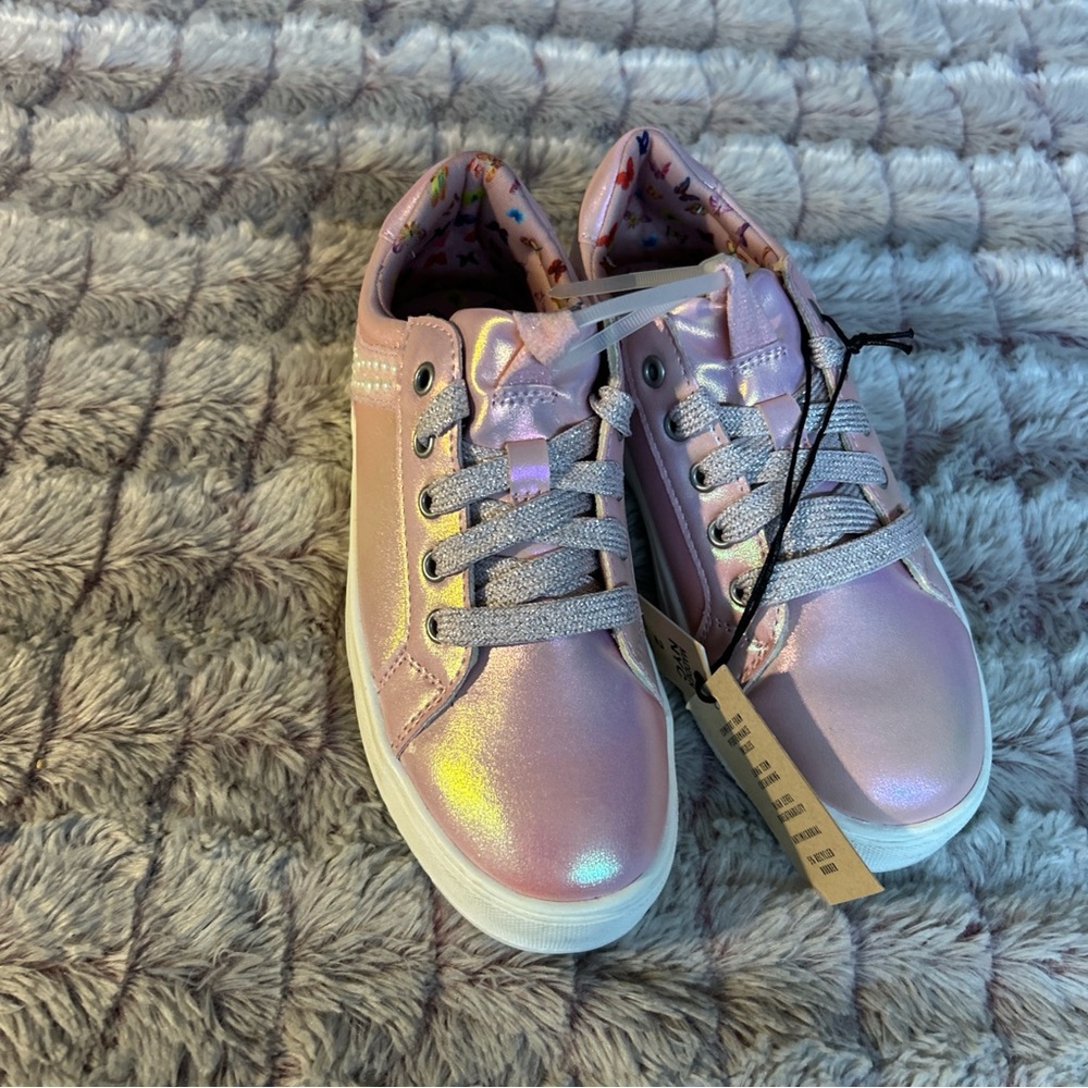 MADDEN NYC Girls Sneakers size 2 - Picture 2 of 7